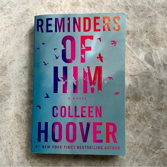 Colleen Hoover & Debbie Macomber BOOK BUNDLE OF 3 Books! Lots of reading! - Picture 2 of 8